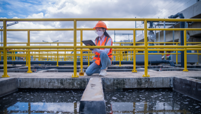 worker-wastewater-treatment-pond